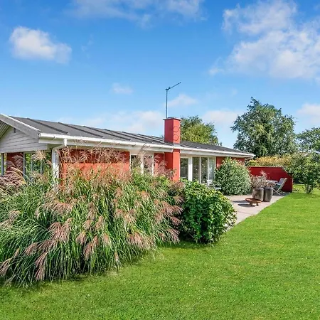 Nice In With 3 Bedrooms And Wifi Mesinge