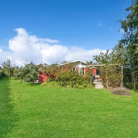 Nice In With 3 Bedrooms And Wifi Mesinge